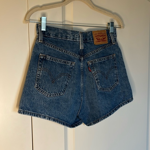 Levi’s High-Waisted Mom Jean Shorts - Picture 2 of 5